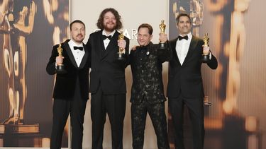De izquierda a derecha, Gints Zilbalodis, Matīss Kaža, Ron Dyens y Gregory Zalcman, ganadores del Oscar a la mejor película de animación por Flow, posan en la sala de prensa de los premios, el domingo 2 de marzo de 2025 en el Teatro Dolby de Los Ángeles. (Foto de Jordan Strauss/Invision/AP)