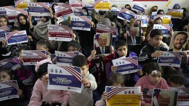 ARCHIVO - Refugiados afganos sostienen pancartas durante su reunión para discutir la situación después de que el presidente Donald Trump suspendió los programas de refugiados de EEUU, en Islamabad, Pakistán, el viernes 24 de enero de 2025. (AP Foto/Anjum Naveed, Archivo)
