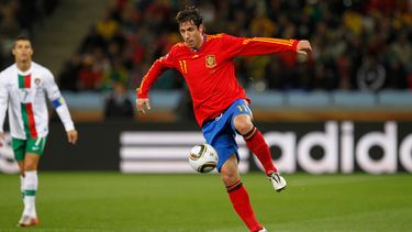 ARCHIVO - El español Joan Capdevila controla el balón durante el partido de octavos de final de la Copa del Mundo entre España y Portugal, en el estadio Green Point, el 29 de junio de 2010, en Cape Town, Sudáfrica. (AP Foto/Armando Franca, Archivo)