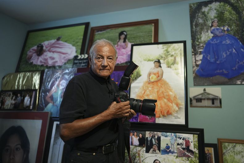 El fotógrafo Carlos Salas, de 78 años, quien recientemente se convirtió en ciudadano estadounidense y votó en su primera elección, posa con su cámara en su estudio, el domingo 3 de noviembre de 2024, en Alamo, Texas. (AP Foto/Eric Gay)