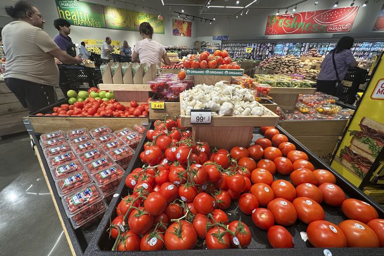 Tomates en una tienda de comestibles de Glenview, Illinois, el martes 15 de julio de 2025. (AP Foto/Nam Y. Huh)