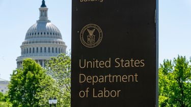 La entrada de la sede del Departamento de Trabajo de Estados Unidos, cerca del Capitolio, en Washington, el 7 de mayo del 2020. (AP foto/J. Scott Applewhite)