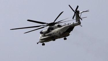Un helicóptero de la Infantería de Marina CH-53E Super Stallion en un vuelo de entrenamiento en la Base Miramar de San Diego, el 6 de febrero del 2024. (K.C. Alfred/The San Diego Union-Tribune via AP)