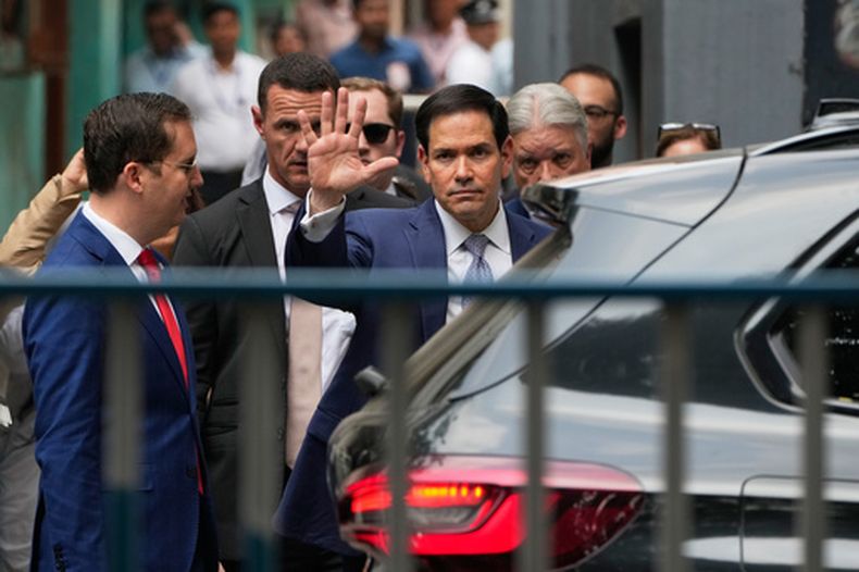 El secretario de Estado de Estados Unidos, Marco Rubio (centro), saluda a reporteros tras una visita a la Casa Madre, la sede de las Misioneras de la Caridad en Calcuta, India, el 23 de mayo de 2026. (AP Foto/Bikas Das)