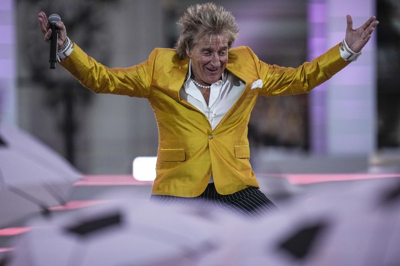 Rod Stewart en el concierto Platinum Jubilee frente al Palacio de Buckingham en Londres el 4 de junio del 2022. (AP foto/Alastair Grant, Pool)