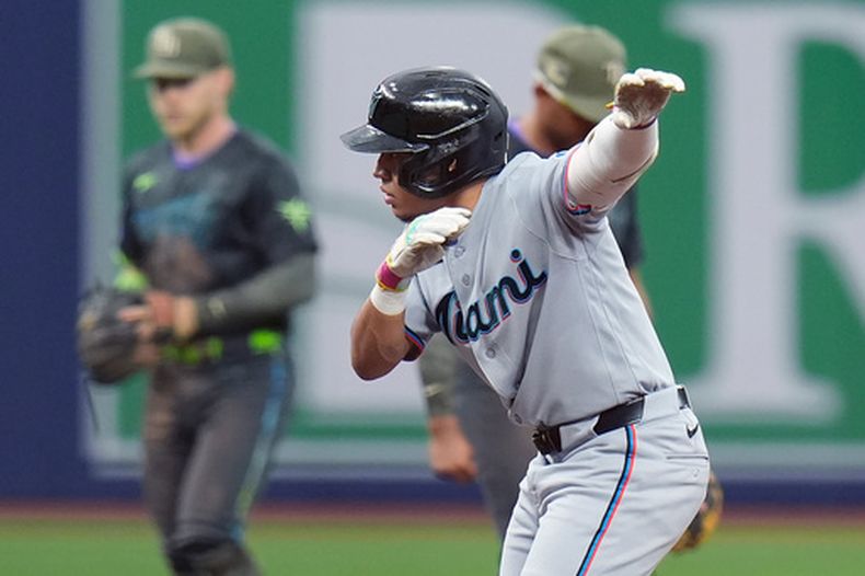 El venezolano Javier Sanoja, de los Marlins de Miami, festeja su doble productor ante los Rays de Tampa Bay, el sábado 16 de mayo de 2026 (AP Foto/Chris OMeara)