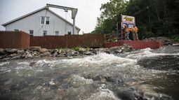 Una corriente de agua se desplaza en un camino afectado por las recientes tormentas, el lunes 17 de julio de 2023, en Belvidere, Nueva Jersey. (AP Foto/Eduardo Munoz Alvarez)