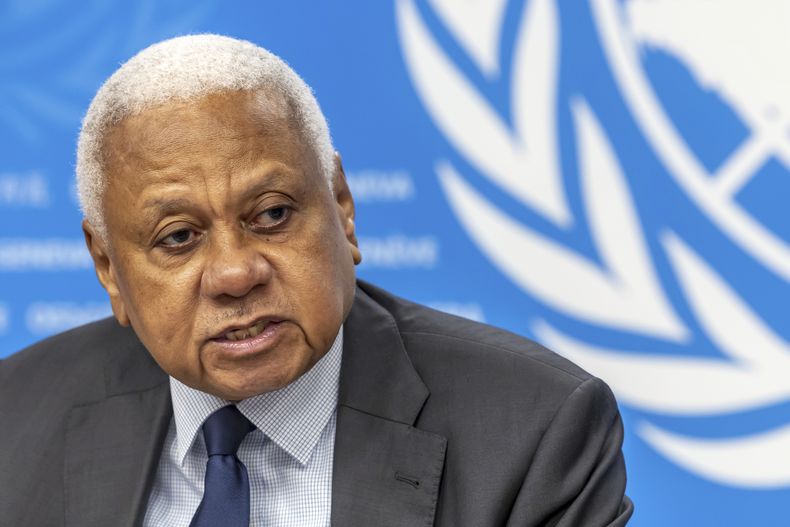 ARCHIVO - Mohamed Chande Othman, jefe de la Misión de Investigación de Naciones Unidas, presenta a los medios su primer informe de indagación en una conferencia de prensa en las oficinas europeas de Naciones Unidas en Ginebra, Suiza, el viernes 6 de septiembre de 2024. (Salvatore Di Nolfi/Keystone vía AP, Archivo)