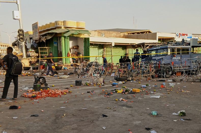 Policías aseguran la zona donde un día antes ocurrió un atentado en un mercado de Maiduguri, Nigeria, el martes 17 de marzo de 2026. (Foto AP/Jossy Ola)