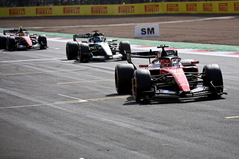 El piloto de Mónaco Charles Leclerc, de la escudería Ferrari, cruza la meta para ganar el Gran Premio de Gran Bretaña en Silverstone, Inglaterra el domingo 5 de julio del 2026. (Peter Powell/Pool via AP)