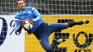 americateve | El arquero de la selecci&oacute;n de Alemania, Manuel Neuer, realiza una atajada en un entrenamiento el 7 de octubre de 2014 en Francfort, Alemania. (AP Photo/Michael Probst,file)