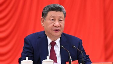En la imagen, publicada por la agencia de noticias Xinhua, el presidente Xi Jinping habla en la quinta sesión plenaria del 20mo Comité Central del Partido Comunista de China (PCC), en Beijing, el jueves 29 de octubre de 2026. (Xie Huanchi/Xinhua vía AP)