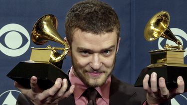 ARCHIVO - Justin Timberlake con los premios a mejor interpretación pop vocal masculina y mejor álbum pop vocal en la 46a entrega anual de los Grammy el 8 de febrero de 2004, en Los Ángeles. (Foto AP/Reed Saxon, archivo)