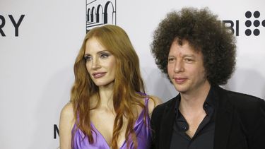 La actriz estadounidense Jessica Chastain, izquierda, y el director mexicano Michel Franco posan en la alfombra roja de la película Memory en el Festival Internacional de Cine de Morelia en Morelia, México, el sábado 21 de octubre de 2023. (Foto AP/Berenice Bautista)