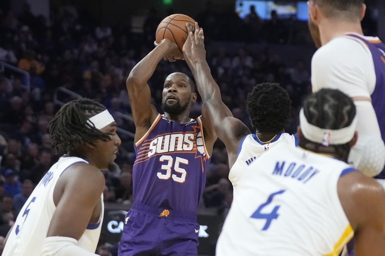 Kevin Durant, de los Suns de Phoenix, dispara en el partido del martes 24 de octubre de 2023, ante los Suns de Phoenix (AP Foto/Jeff Chiu)