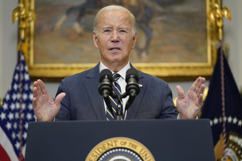 El presidente Joe Biden habla en la Casa Blanca en Washington el 6 de diciembre de 2023. (Foto AP /Evan Vucci)