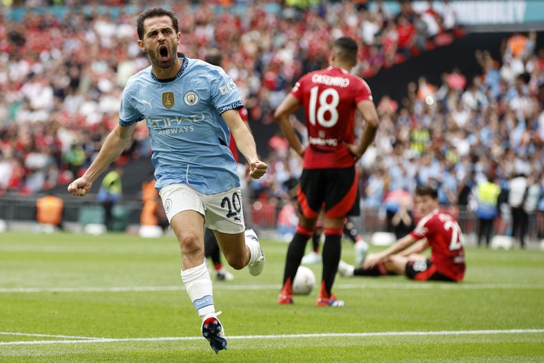 Bernardo Silva, del Manchester City, festeja tras anotar ante el United en el partido por el Community Shield, el sábado 10 de agosto de 2024, en Londres (AP Foto/David Cliff)