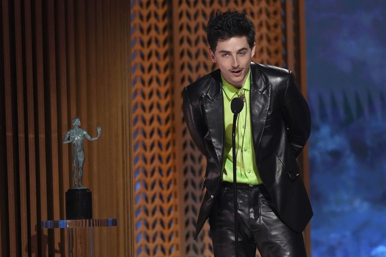 Timothee Chalamet recibe el premio a mejor actor por A Complete Unknown en la 31ª edición anual de los Premios SAG el domingo 23 de febrero de 2025 en el Shrine Auditorium de Los Ángeles. (Foto AP/Chris Pizzello)