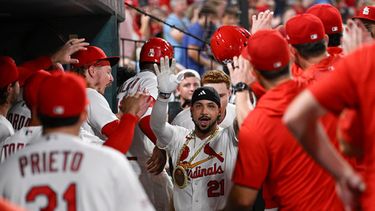 El venezolano Everson Pereira es felicitado tras conectar un jonrón por los Cardenales de San Luis ante los Filis de Filadelfia, el martes 11 de agosto de 2026 (AP Foto/Joe Puetz)