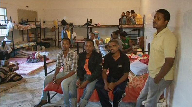 Foto del lunes, 14 de octubre del 2013 sacada de un video de inmigrantes en el campamento de detenci&oacute;n de Sabratha, Libia. (Foto AP/AP Video)