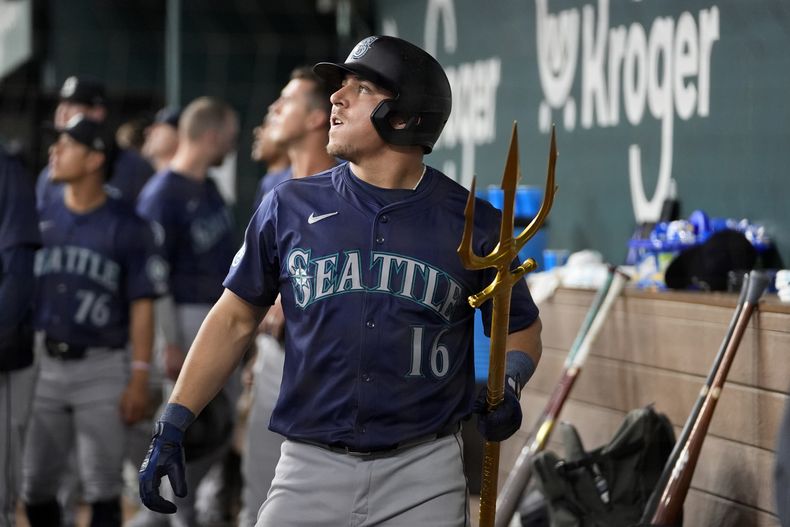 El mexicano Luis Urías de los Marineros de Seattle camino al dugout con el tridente para celebrar su jonrón de dos carreras en la quinta entrada ante los Rangers de Texas el jueves 25 de abril del 2024. (AP Foto/Tony Gutierrez)