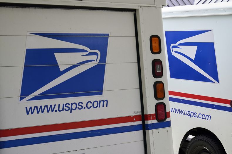 ARCHIVO – Vehículos de reparto del Servicio Postal de Estados Unidos, aparcados fuera de una oficina postal en Boys Town, Nebraska, el 18 de agosto de 2020. (AP Foto/Nati Harnik, Archivo)