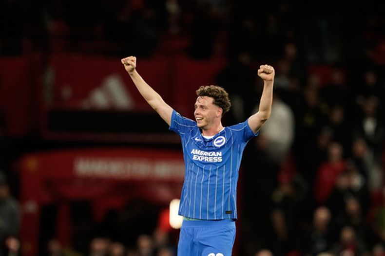 Maxim De Cuyper del Brighton celebra la victoria ante el Manchester United en la tercera ronda de la Copa de la Liga inglesa el miércoles 16 de septiembre del 2026. (AP Foto/Dave Thompson)