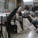 En esta imagen proporcionada por Neon, el director Michael Mohan, de rodillas a la derecha, con la actriz Sydney Sweeney, segunda de izquierda a derecha, en el set de la película Immaculate. (Neon vía AP)