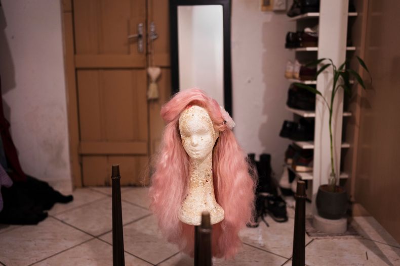 Una peluca rosa de Nelson Viveros se ve en una cabeza de espuma en su casa de Asunción, el Paraguay, el viernes 12 de septiembre de 2025. (AP Foto/Jorge Saenz)