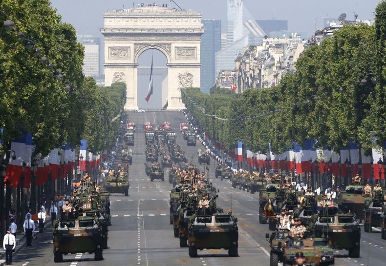 Vehículos militares franceses en el Día de la Bastilla en París, el 14 de julio de 2013 (Foto AP /Francois Mori)