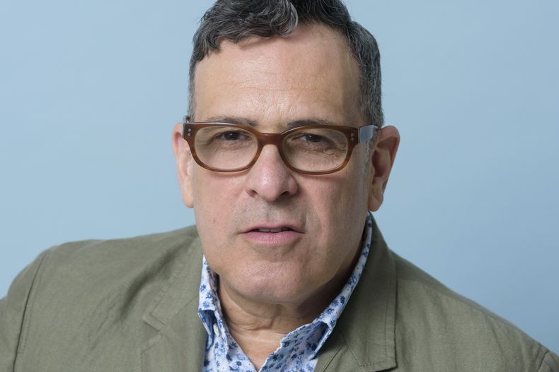 Michael Selditch posa para un retrato el miércoles 7 de junio de 2023 en Nueva York para promover Happy Clothes: A Film About Patricia Field que se estrenó en el Festival de Cine de Tribeca. (Foto Christopher Smith/Invision/AP)