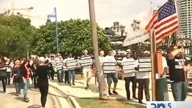 americateve | Y los miembros del sindicato de la policía de Miami vuelven a protestar frente al City Hall de la ciudad.