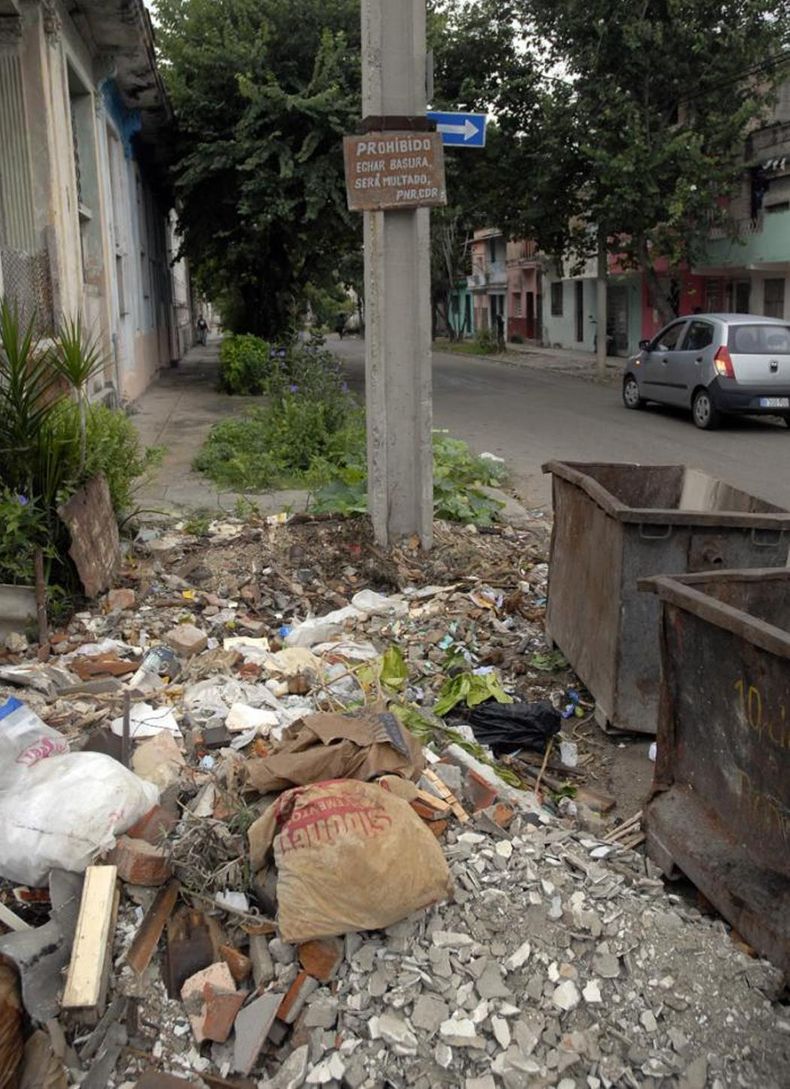 Los tanques de basura limpios y en los alrededores abundante escombro.