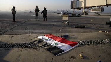 Combatientes de la oposición siria en el aeropuerto militar en Hama, en Siria, el 6 de diciembre de 2024, poco antes de la caída del gobierno. (AP Foto/Ghaith Alsayed)