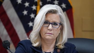 La legisladora republicana, Liz Cheney, escucha una sesión del comité que investiga el asalto al Capitolio del 6 de enero de 2021, en el Congreso, en Washington, el 28 de junio de 2022. (AP Foto/J. Scott Applewhite, Archivo)