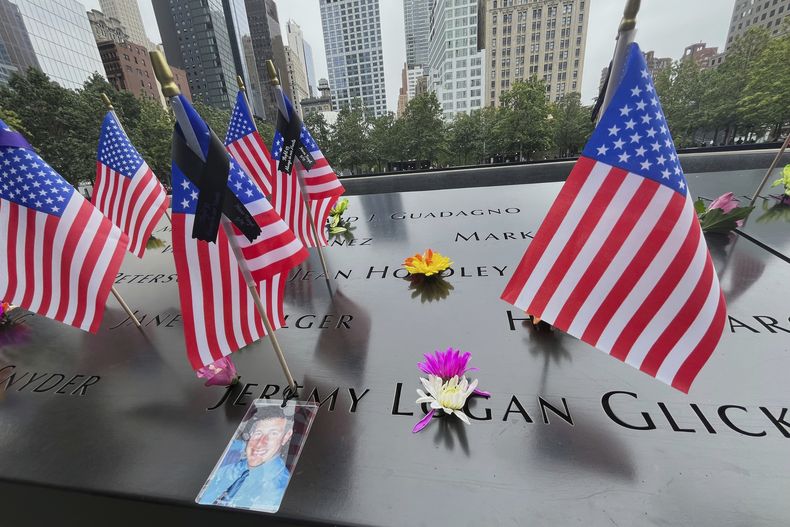 Banderas y flores en el Monumento Nacional del 11 de Septiembre en Nueva York, el miércoles 10 de septiembre de 2025. (AP Foto/Donald King)