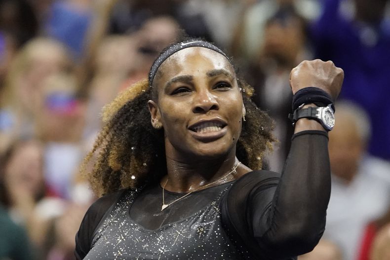 ARCHIVO - La tenista estadounidense Serena Williams reacciona tras derrotar a la estonia Anett Kontaveit en la segunda ronda del Abierto de Estados Unidos, el 31 de agosto de 2022, en Nueva York. (AP Foto/John Minchillo, archivo)