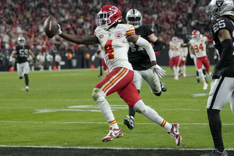 Rashee Rice (4), wide receiver de los Chiefs de Kansas City, anota en contra de los Raiders de Las Vegas durante la segunda mitad del juego de la NFL, el domingo 26 de noviembre de 2023, en Las Vegas. (AP Foto/John Locher)