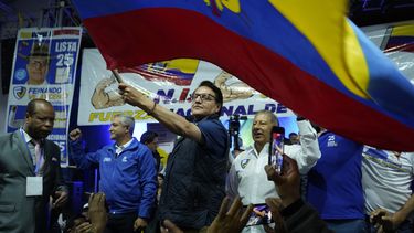 El candidato presidencial Fernando Villavicencio ondea una bandera nacional de Ecuador durante un evento de campaña en una escuela minutos antes de ser asesinado a disparos, el 9 de agosto de 2023, en Quito. (API vía AP Archivo)