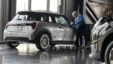 ARCHIVO – Una posible compradora mira un auto Cooper S 2025 exhibido en una concesionaria de Mini el 22 de julio de 2024, en Highlands Ranch, Colorado. (AP Foto/David Zalubowski, Archivo)