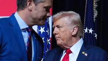 El presidente estadounidense Donald Trump (derecha) saluda al secretario de Defensa Pete Hegseth antes de hablar en una reunión de comandantes militares de alto rango en la Base del Cuerpo de la Infantería de Marina de Quantico, el martes 30 de septiembre de 2025, en Quantico, Virginia. (AP Foto/Evan Vucci)