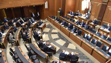 En esta imagen de archivo, distribuida por la oficina de prensa del Parlamento de Líbano, legisladores participan en una sesión en la cámara, en Beirut, Líbano, el 18 de abril de 2023. (Hassan Ibrahim/Oficina de Prensa del Parlamento de Líbano vía AP, archivo)