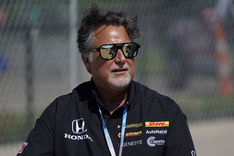 ARCHIVO - Foto del 11 de junio del 2011, el dueño del equipo Michael Andretti durante una práctica antes del Gran Premio de Detroit de la IndyCar. (AP Foto/Paul Sancya, File)