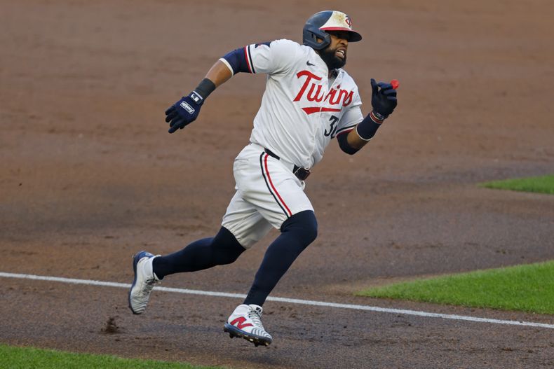 Carlos Santana, de los Mellizos de Minnesota, se enfila al plato para anotar en contra de los Reales de Kansas City con sencillo de Austin Martin en la segunda entrada del juego de béisbol del lunes 12 de agosto de 2024, en Minneapolis. (AP Foto/Bruce Kluckhohn)