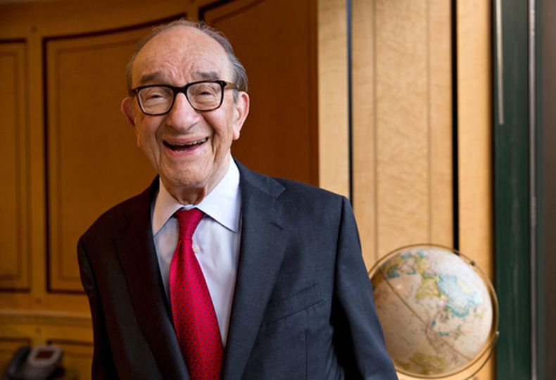 Alan Greenspan, quien dirigió la Reserva Federal estadounidense entre 1987 y el 2006, en su oficina en Washington el 18 de octubre del 2013. (AP foto/J. Scott Applewhite)
