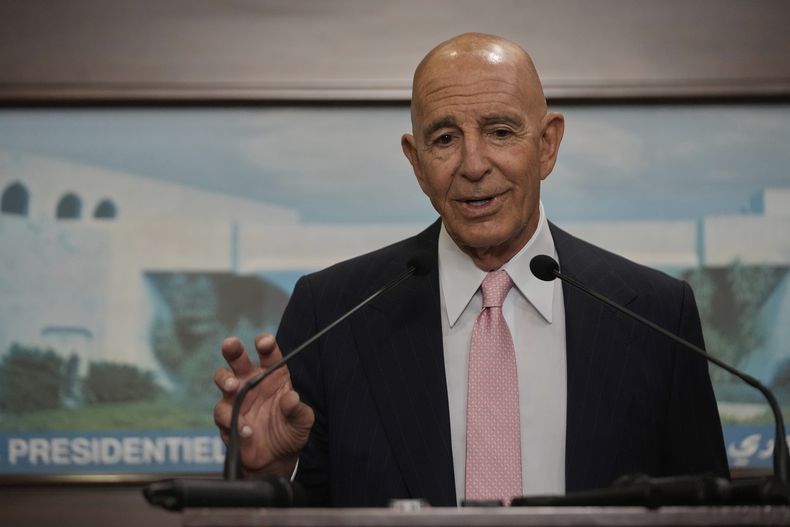 El embajador de Estados Unidos en Turquía y enviado especial a Siria, Tom Barrack, habla durante una conferencia de prensa tras su reunión con el presidente de Líbano, Joseph Aoun, en el palacio presidencial de Baabda, en el este de Beirut, Líbano, el lunes 18 de agosto de 2025. (AP Foto/Hussein Malla)