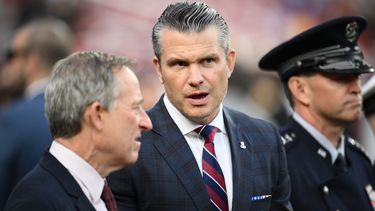 El secretario de Defensa de EEUU, Pete Hegseth, al margen de un partido de la NFL entre los Commanders y los Lions, el 9 de noviembre de 2025, en Landover, Maryland (AP Foto/Nick Wass)