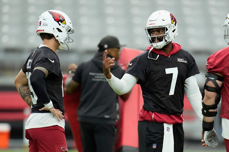 El QB de los Cardenales de Arizona, Jacoby Brissett (7), habla con Carson Beck (izquierda), durante la práctica del campamento de entrenamiento de la NFL, el jueves 23 de julio de 2026, en Glendale, Arizona. (Foto AP/Ross D. Franklin)