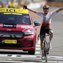 Ion Izagirre celebra su victoria en la 12da etapa del Tour de Francia, el jueves 13 de julio de 2023, en Belleville-en-Beaujolais. (AP Foto/Daniel Cole)