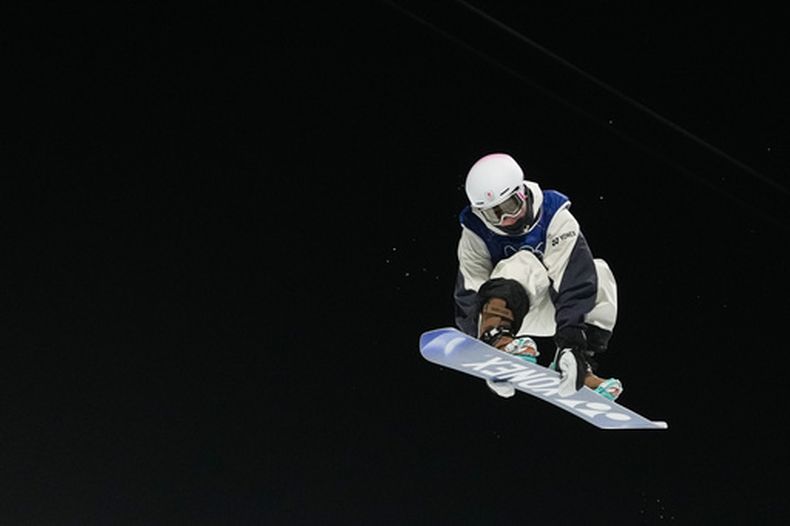 Yuto Totsuka compite en la final del halfpipe masculino del snowboarding de los Juegos Olímpicos de Invierno, el viernes 13 de febrero de 2026, en Livigno, Italia. (AP Foto/Lindsey Wasson)